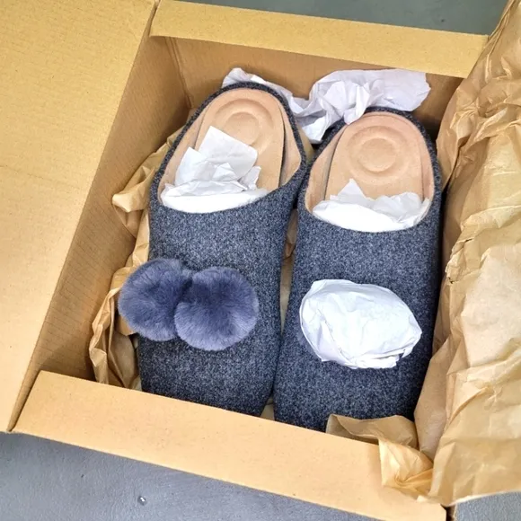 [BNIB] Fitflop Chrissie Pom Pom Felt Slippers Size 6 ⚫️⚫️
