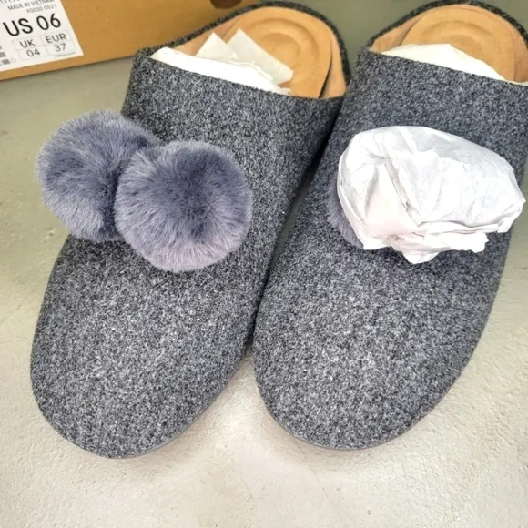 [BNIB] Fitflop Chrissie Pom Pom Felt Slippers Size 6 ⚫️⚫️