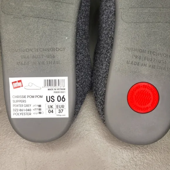 [BNIB] Fitflop Chrissie Pom Pom Felt Slippers Size 6 ⚫️⚫️