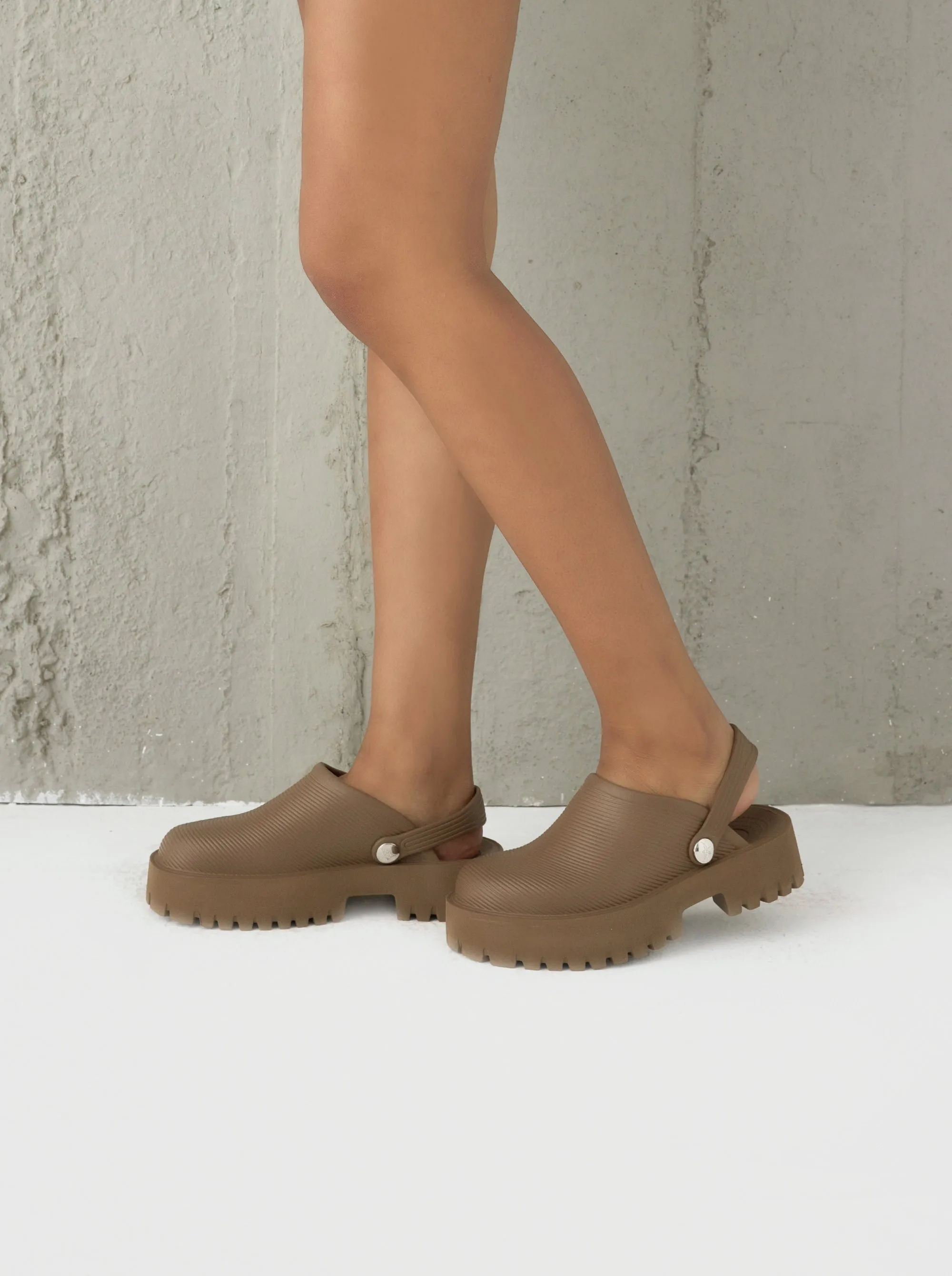 COSMOS Latte SLIPPERS
