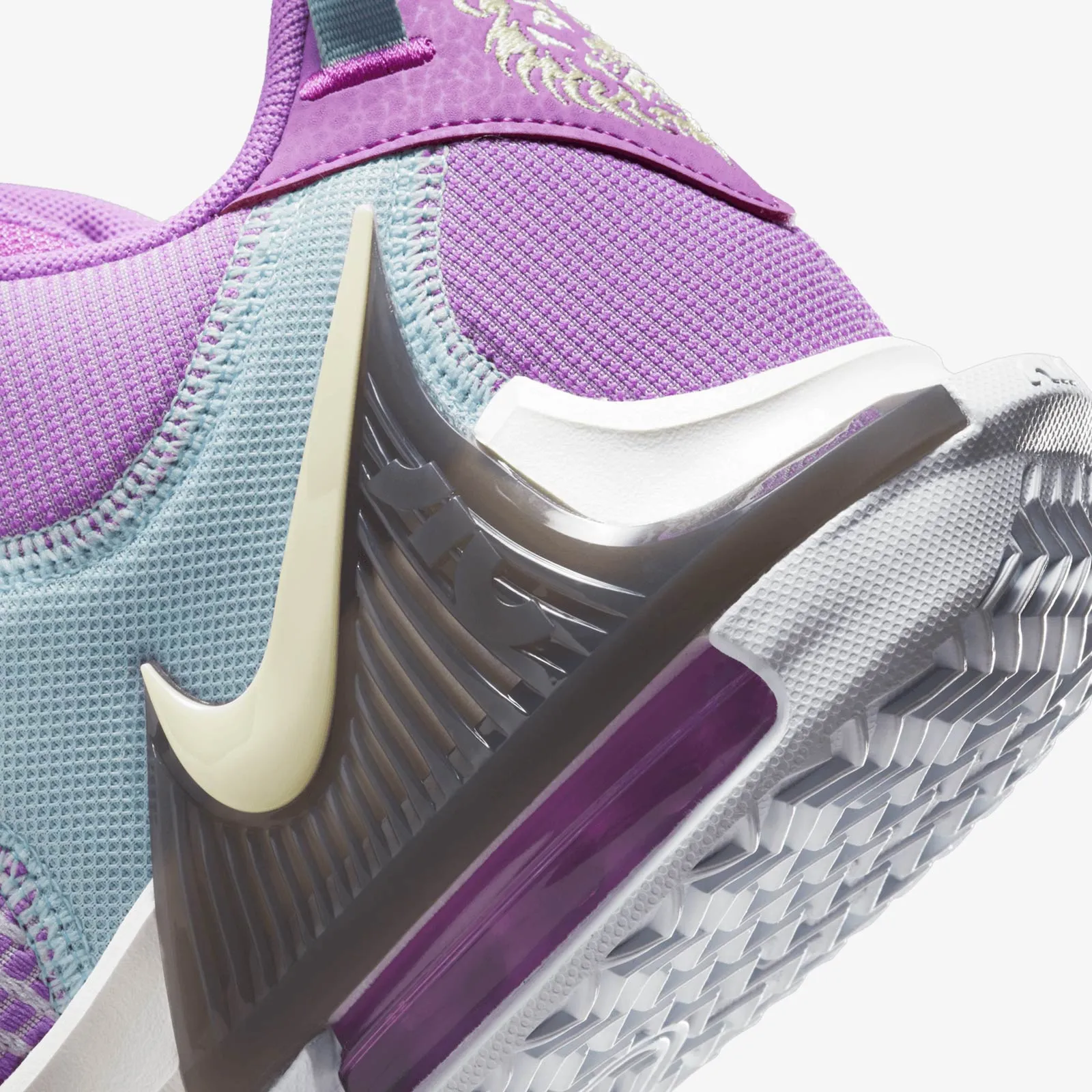 LeBron Witness 7 - 'Fuchsia Dream'