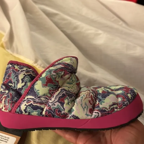 New Sz 3 The North Face Traction booties thermal slippers (Girls' Toddler-Youth)