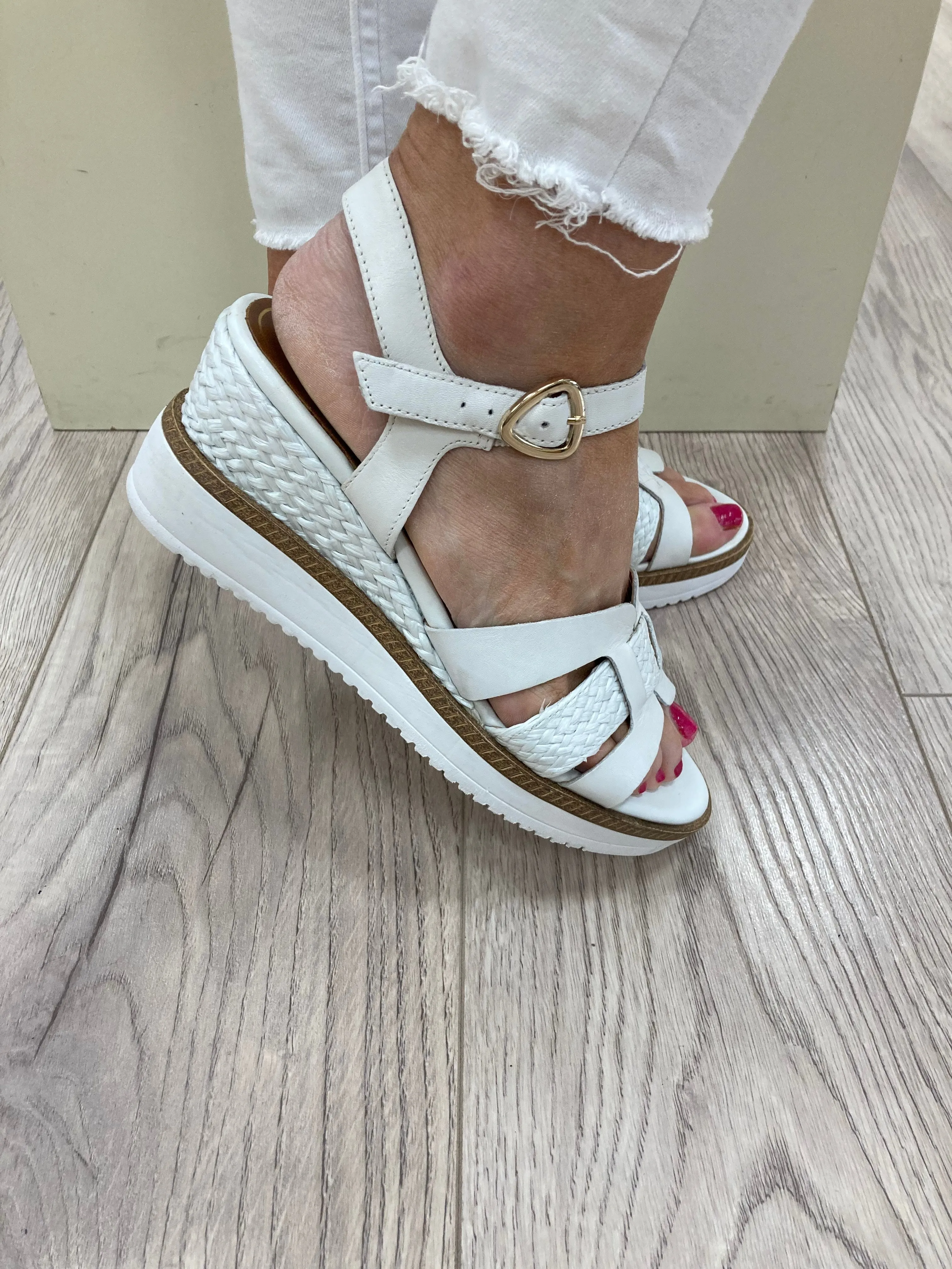 TAMARIS - 28243-100 MEDIUM WEDGE SANDAL - WHITE