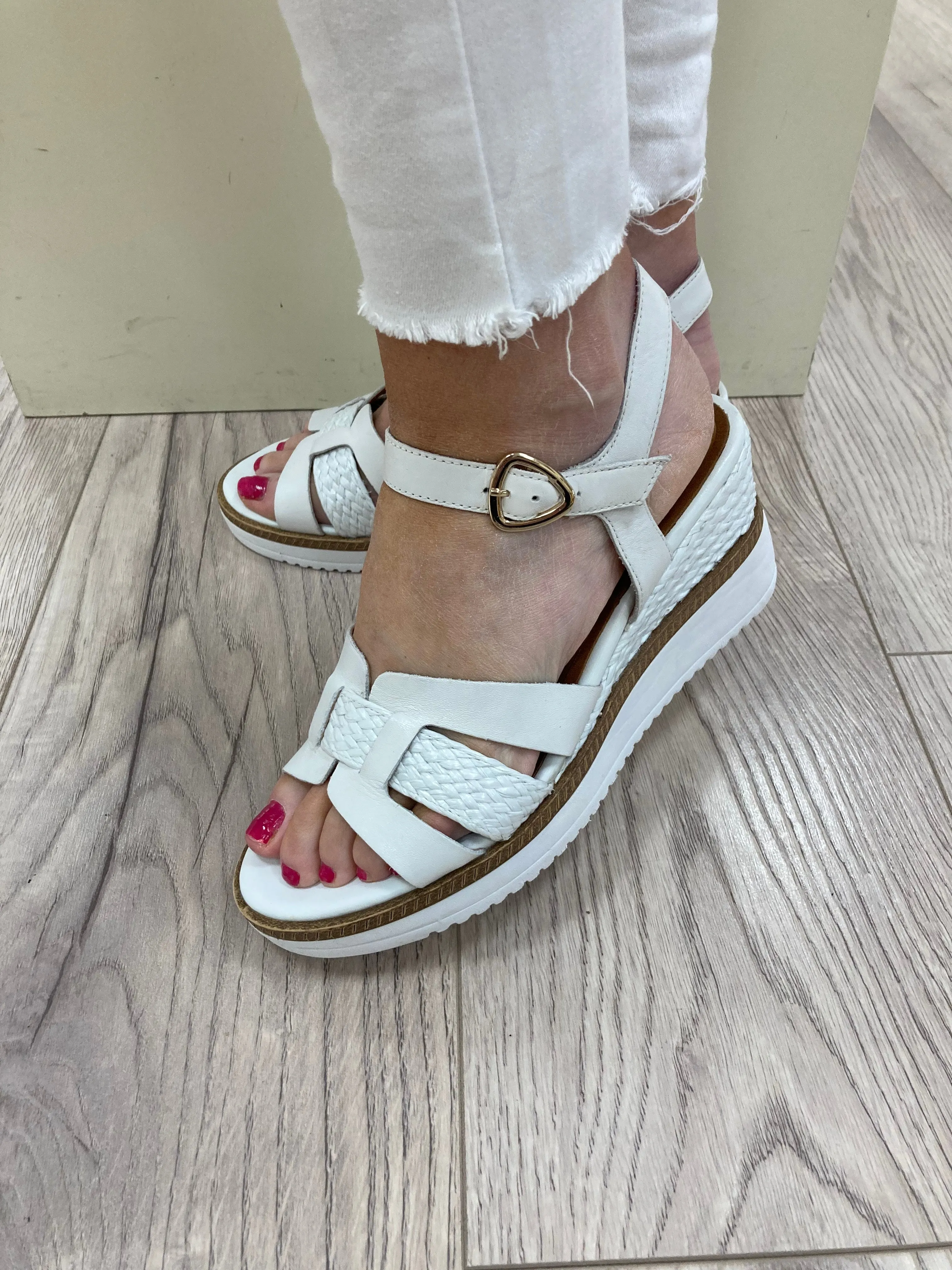 TAMARIS - 28243-100 MEDIUM WEDGE SANDAL - WHITE